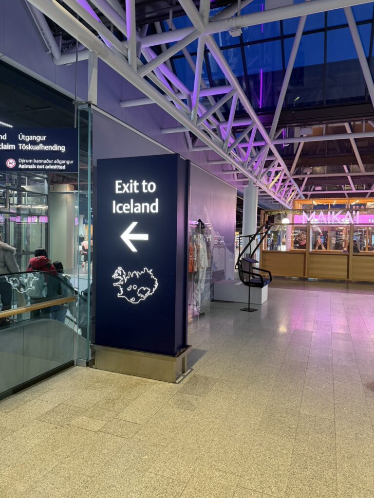 冰島凱夫拉維克國際機場 Exit to Iceland 出口指標，冰島旅遊入境第一印象